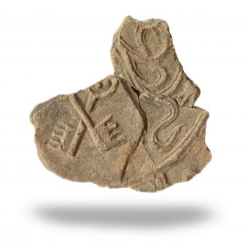 Grafika: Fragments of tiles depicting keys – M.Cz.I 330a