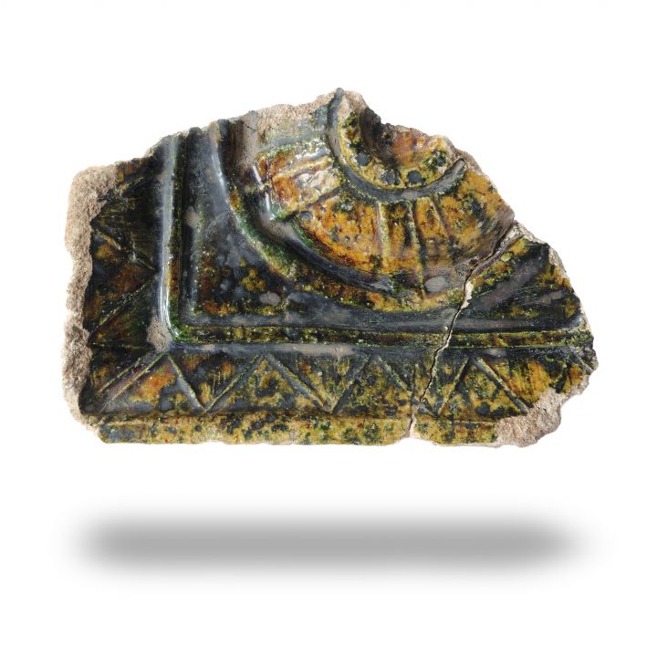 Zdjęcie dla obiektu: Fragments of a tile with a rosette design – M.Cz.m.p.I 298a