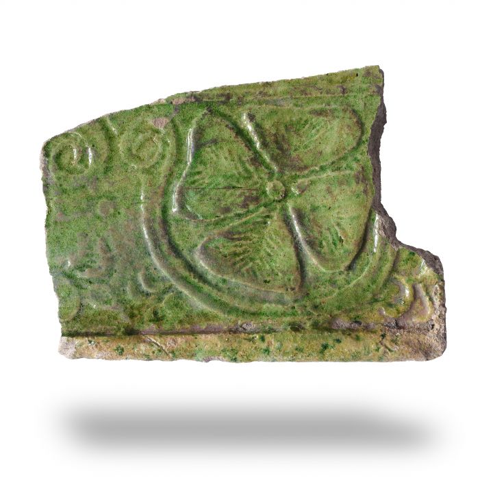 Zdjęcie dla obiektu: Fragment of a tile with an ornamental design – M.Cz.m.p.I 318a