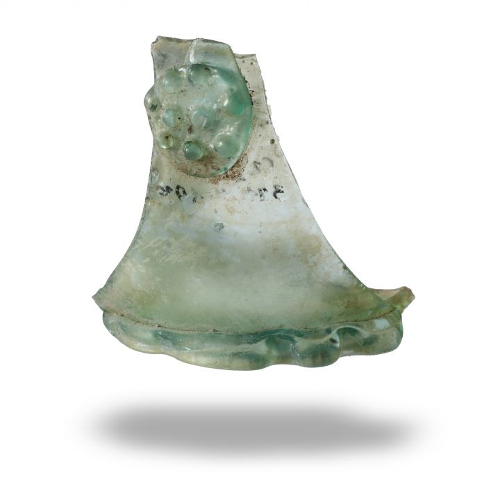 Zdjęcie dla obiektu: Fragment naczynia szklanego z ornamentem - M.Cz.I 3411:4a