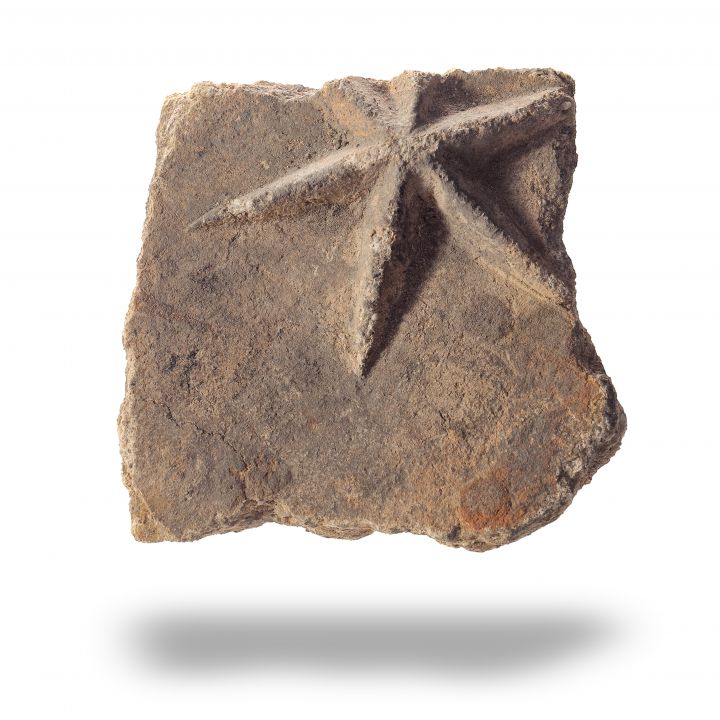 Zdjęcie dla obiektu: Fragmenty kafli z herbem Leliwa - M.Cz.I 328a